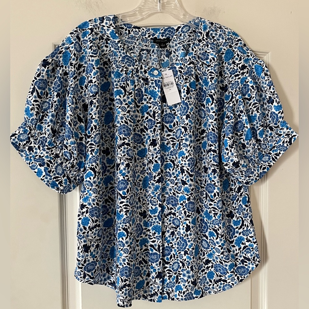 Ann Taylor Blue and White Floral Blouse Short Sleeve Detail Women’s Size Medium